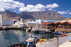 V&A Waterfront vor dem Tafelberg in Kapstadt