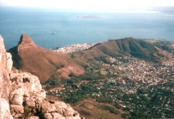 Signal Hill und Lions Head vom Tafelberg aus gesehen