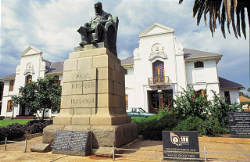 Paul Krüger Denkmal vor dem Rahaus von Rustenburg